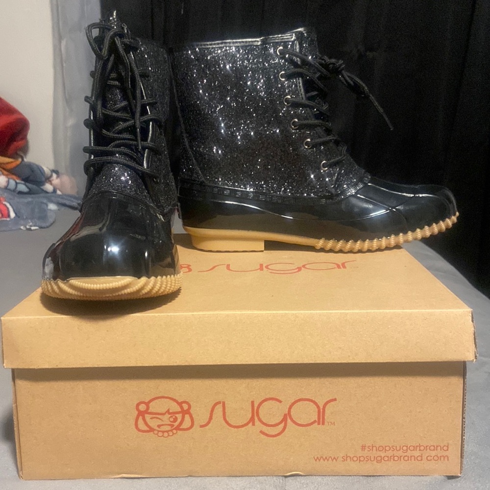 They are a size 8 and the brand is sugar